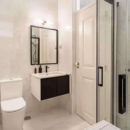 Apartment Joivy Exquisite With Patio In Graca Lisbon